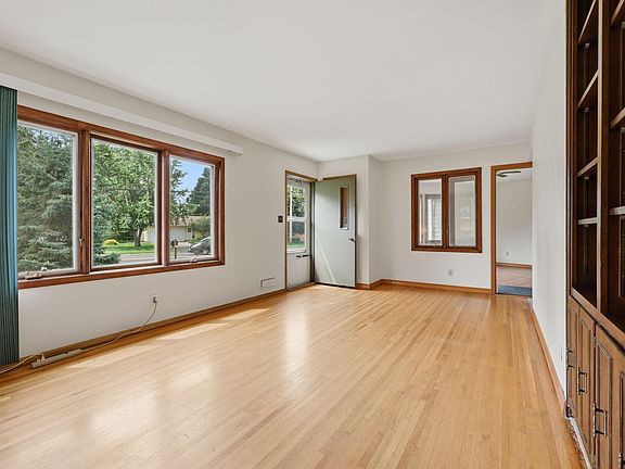 2nd image of 2889 Simpson St