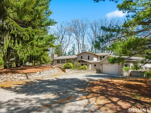 7135 Lakeshore Dr, West Olive, MI 49460