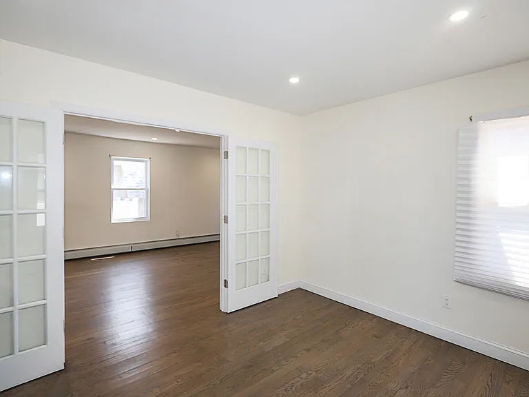 987 Kings Pkwy — Photo 18