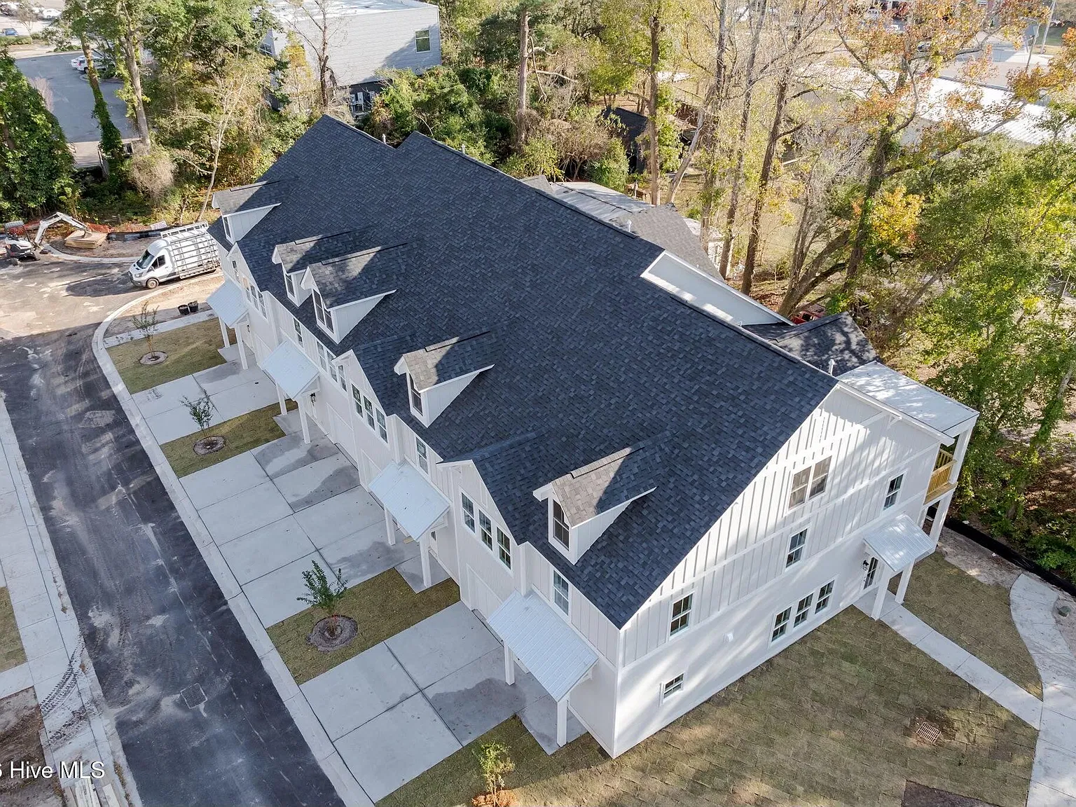 5 bed, 4.5 bath, $3,200 — Photo 2
