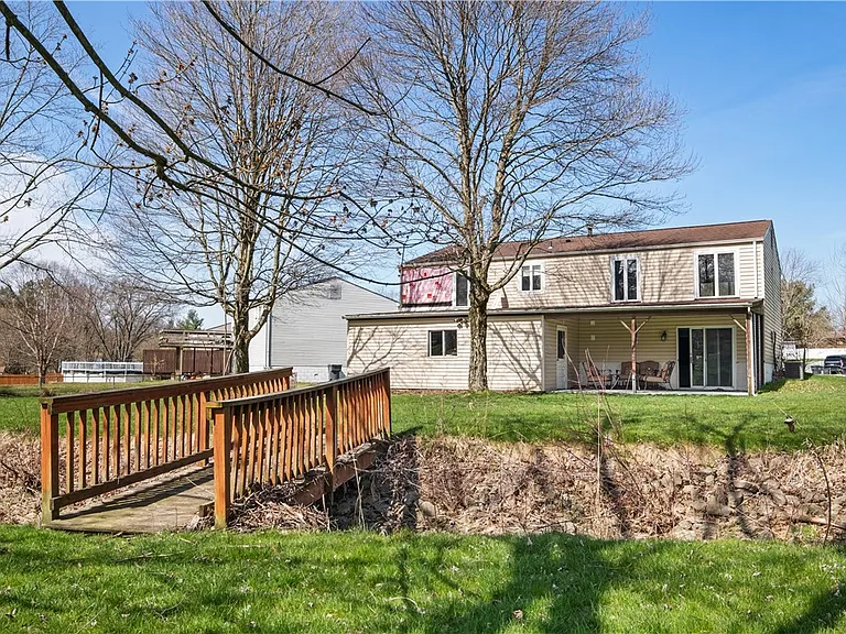 16 Wheatfield Dr — Photo 2