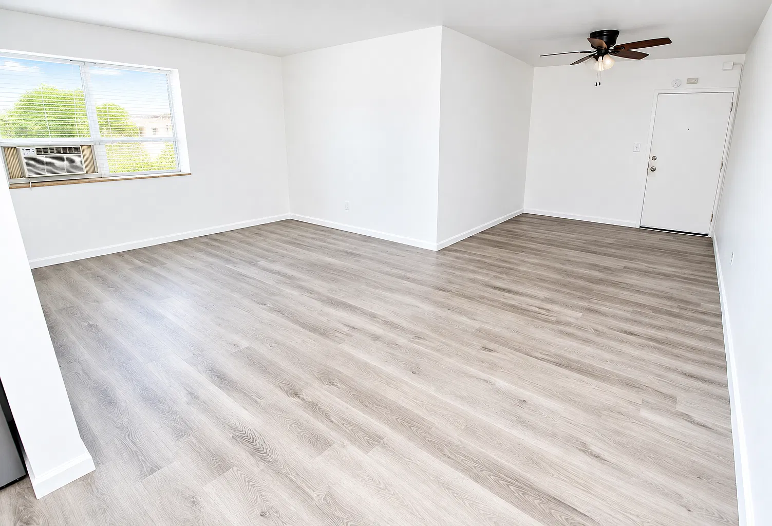California Apartments — Photo 2