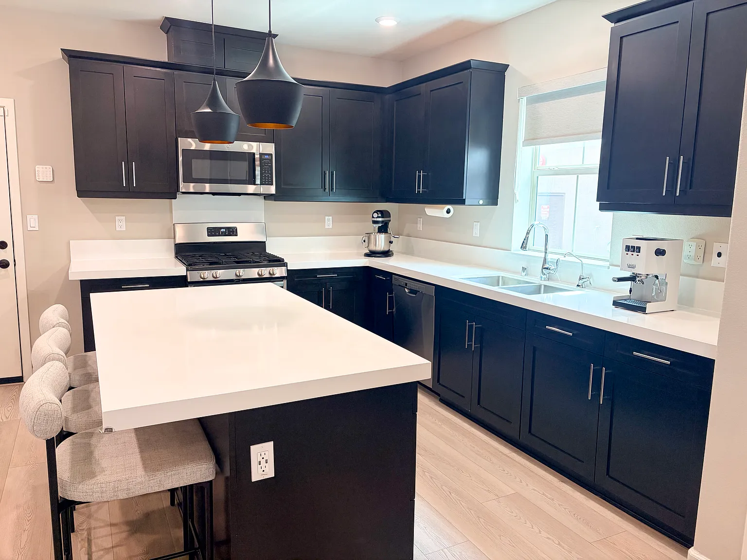 3 bed, 2.5 bath, 1716 sqft, $4,695 — Photo 4