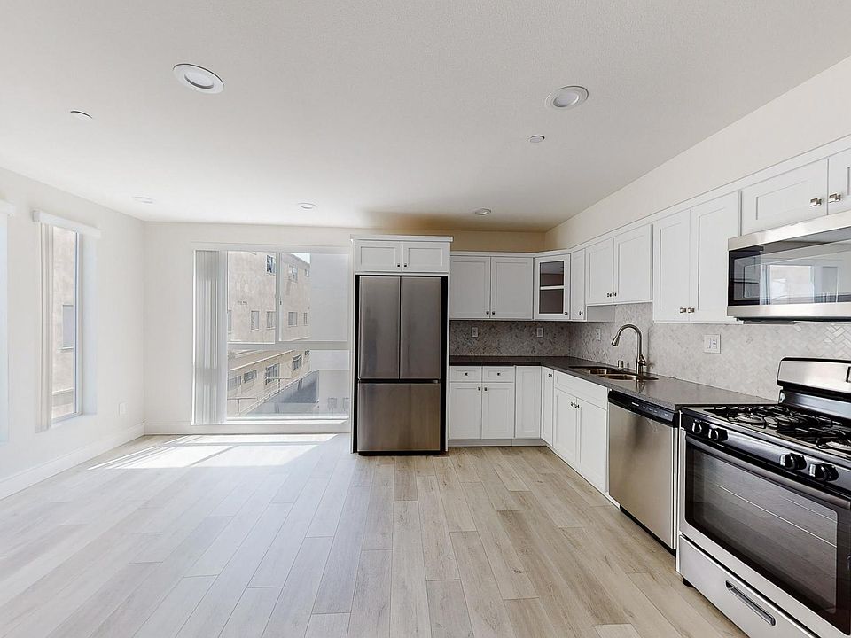 1st image of 951 3/4 N Mariposa Ave
