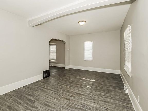 3rd image of 916 Redfern Ave