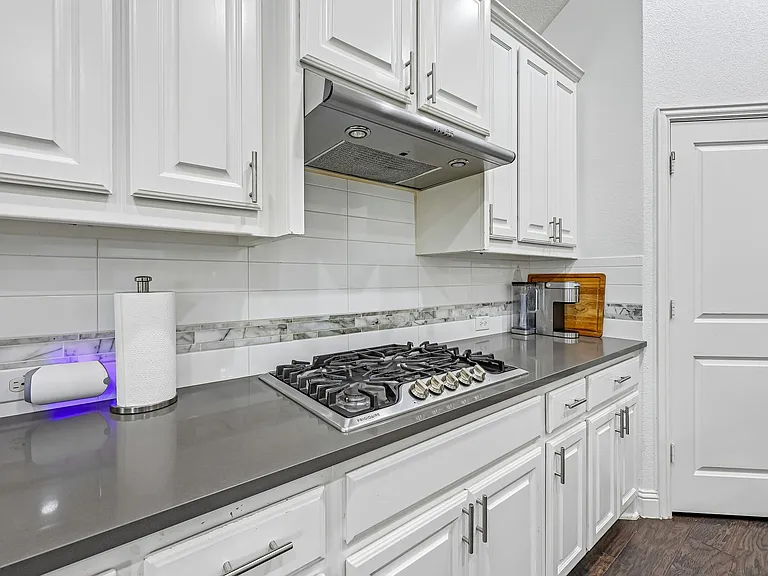 808 Parkland Dr — Photo 10