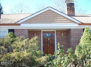 8 Elm Dr, Newtown, CT 06470