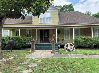 202 W 3rd St, El Campo, TX 77437