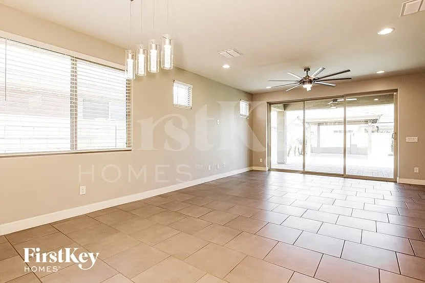 3 bed, 2.0 bath, 1680 sqft, $2,050 — Photo 3