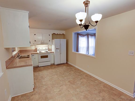 2nd image of 1331 Lynhurst Dr