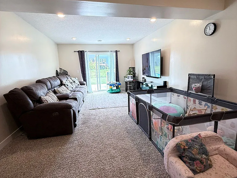 14250 Cheshire Ln N — Photo 35