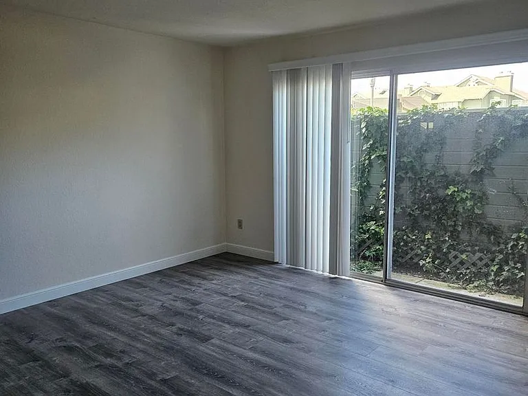 1813 Ipswich Ln — Photo 5