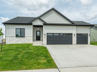 1570 NW Parkside Ln, Waukee, IA 50263