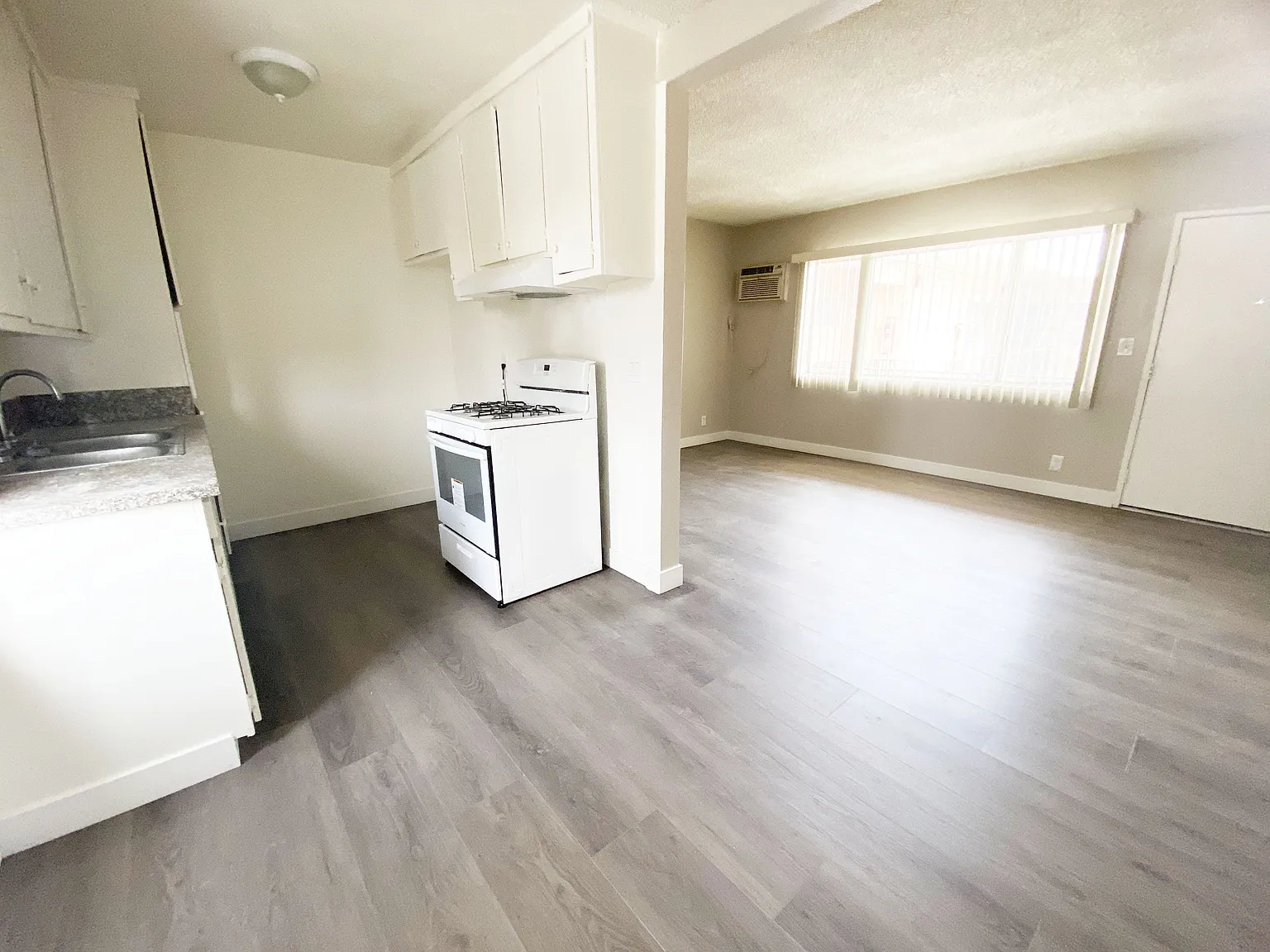 14696 Rayen St — Photo 2