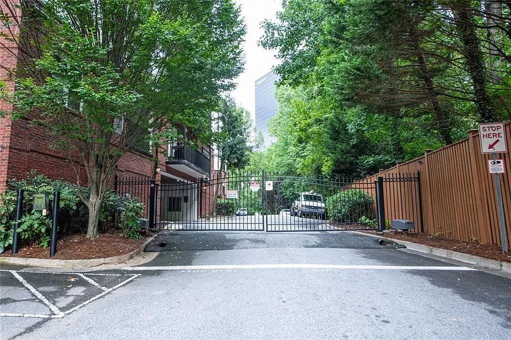 2 bed, 2.0 bath, 1105 sqft, $2,250 — Photo 3