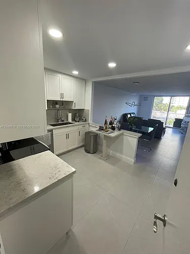 1401 S Ocean Dr #302 Photo 1