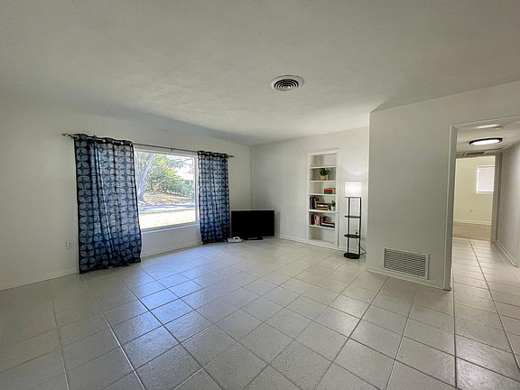 3rd image of 1326 Edmundshire Ln