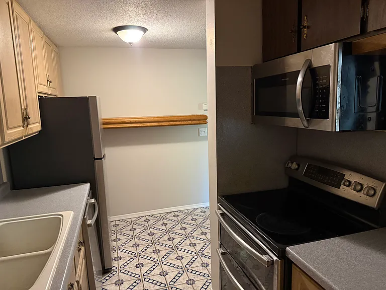 329 Geneva Ave N #101 — Photo 5