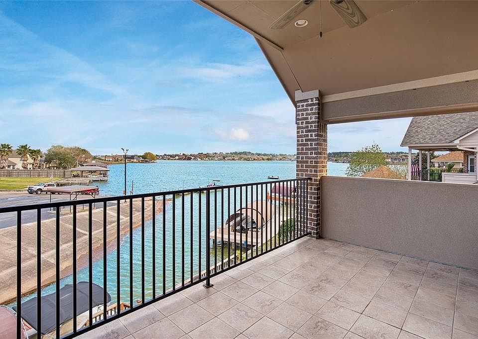 1st image of 301 Harbor Cir
