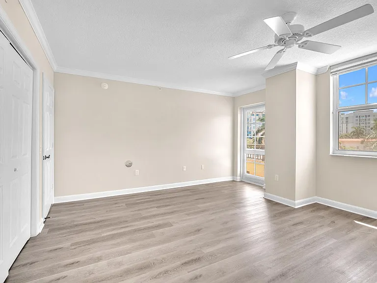 Royal Palm Apartments — Photo 17
