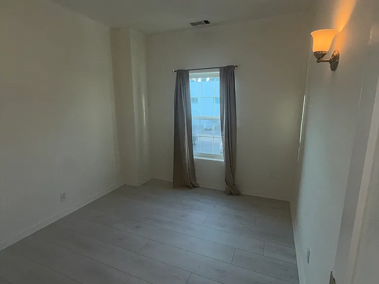 1453 1/2 N Mansfield Ave — Photo 14