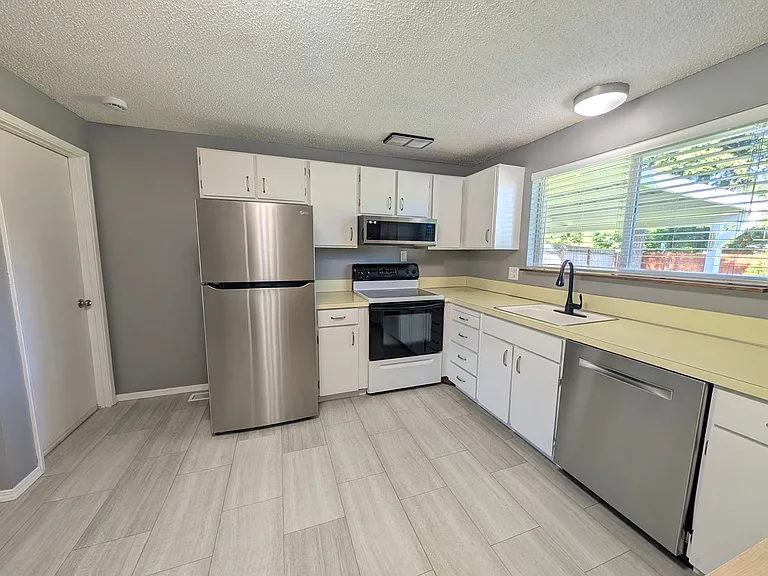 3806 Pineneedle Dr NE — Photo 4