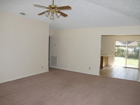 Famil Room / Den 1