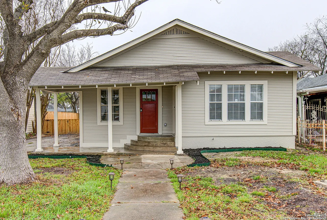 7 bed, 2500 sqft, $620 — Photo 1