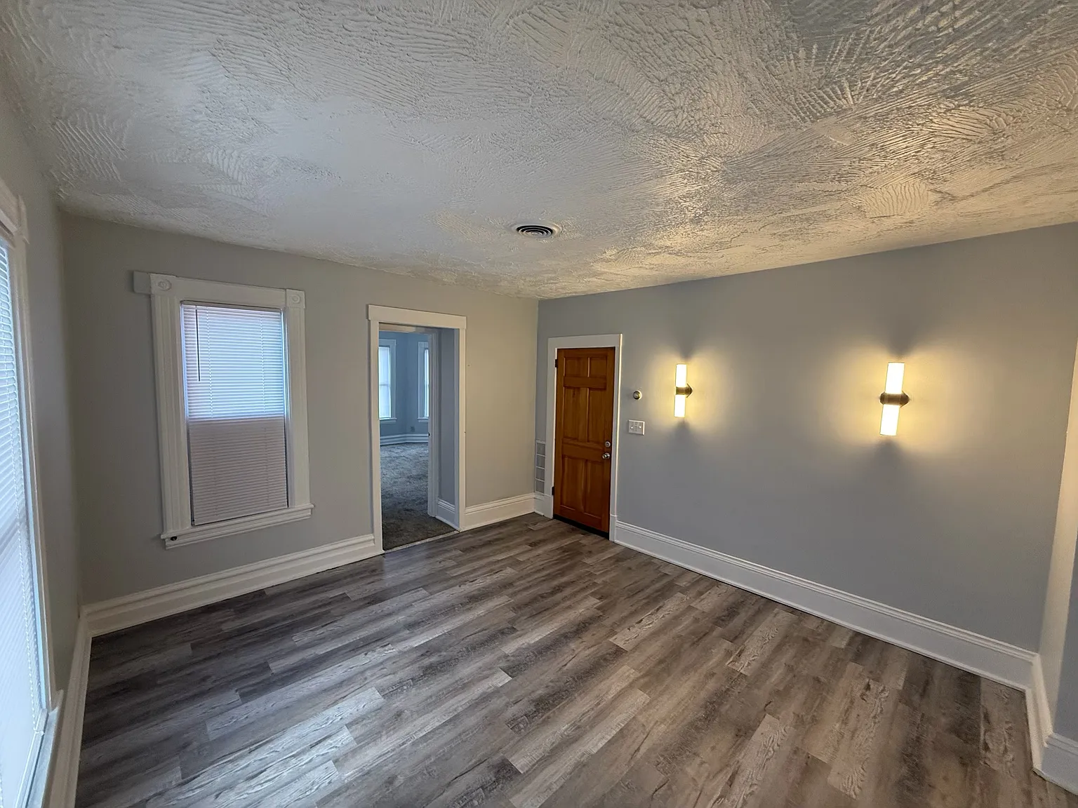 3 bed, 900 sqft, $950 — Photo 2