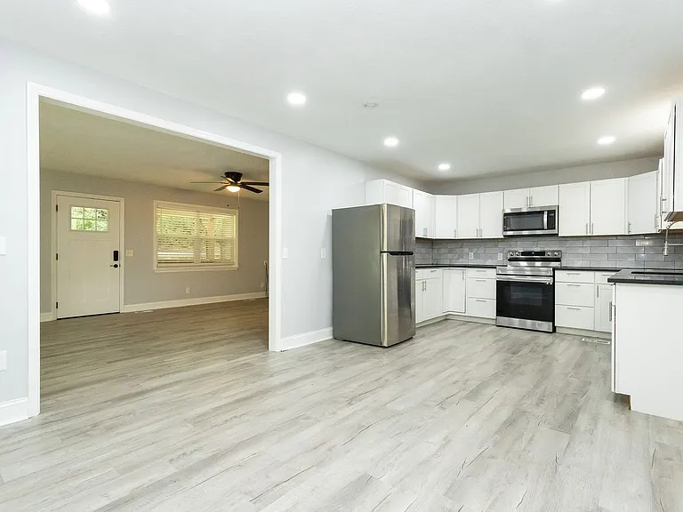 405 Dempsey Ln — Photo 2