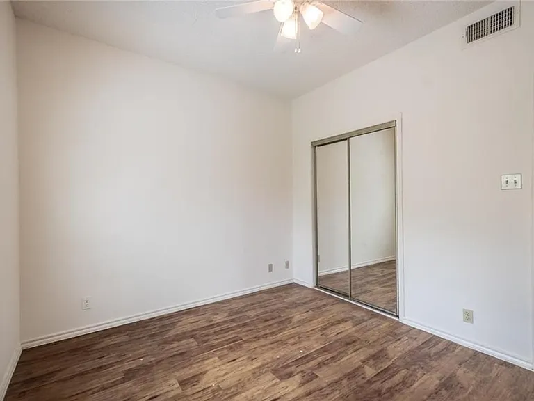 2414 Longview St #302 — Photo 15