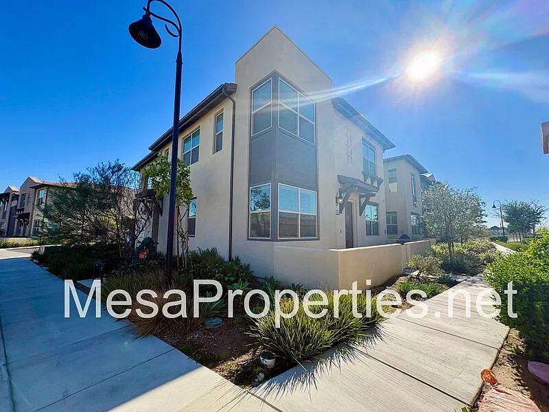 3 bed, 2.0 bath, 1628 sqft, $3,250 — Photo 2