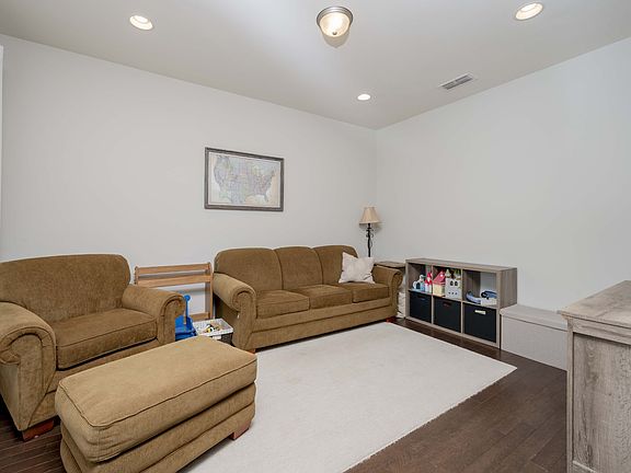 3rd image of 823 Sapphire Dr