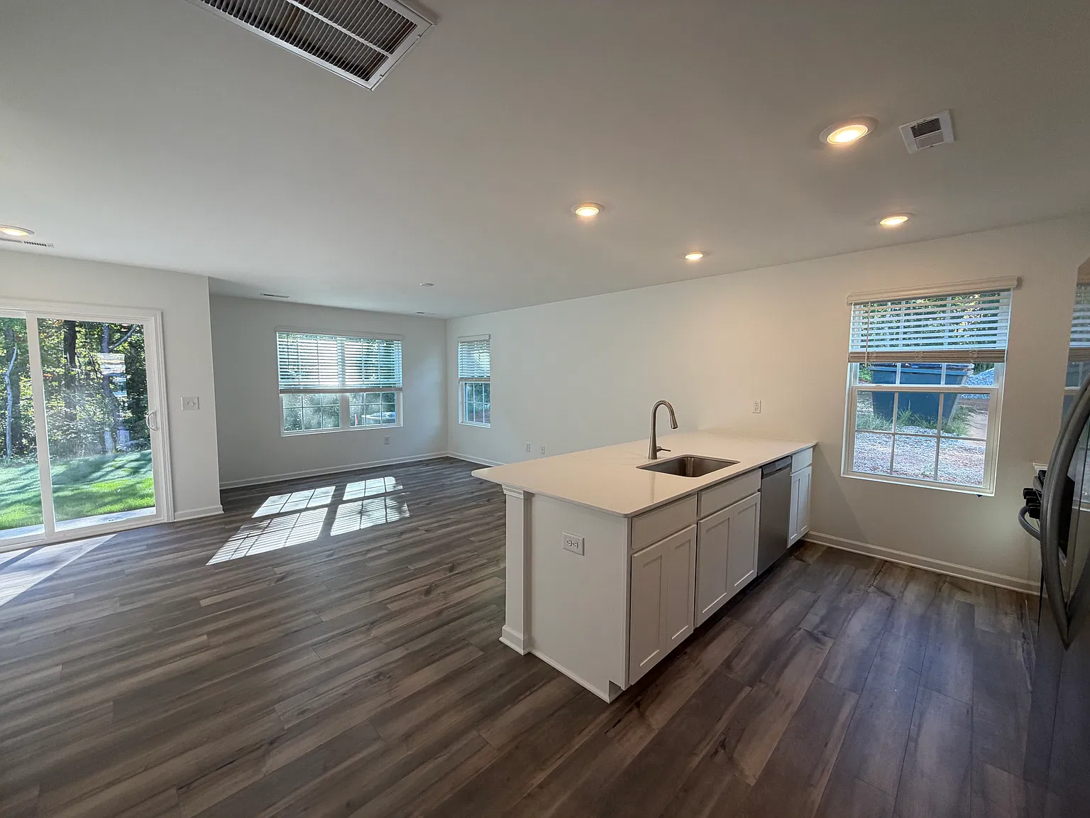 3 bed, 2.5 bath, 1403 sqft, $2,150 — Photo 4