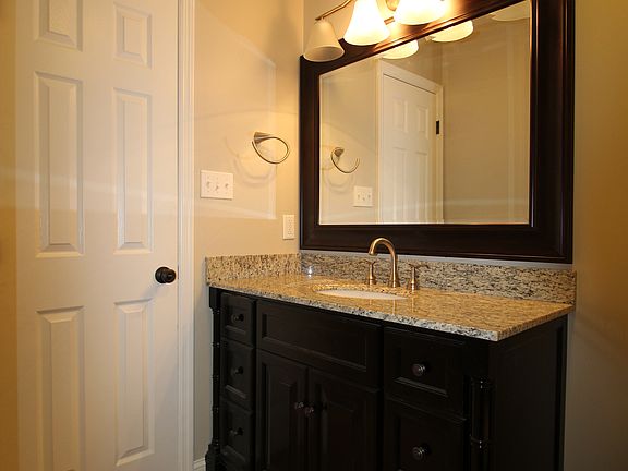 3rd image of 218 Hickory Dr