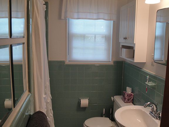 Full bath with tub/shower
