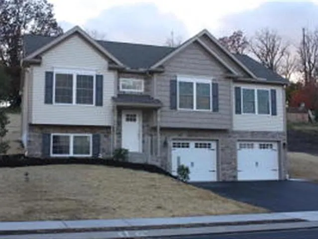 113 Carriage Way photo 1