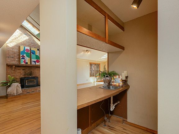 4th image of 626 E 11th Street