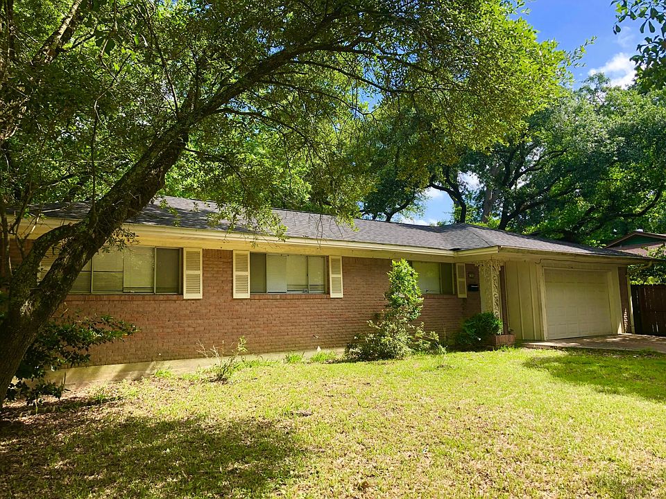 1303 West Grove Street, front yard