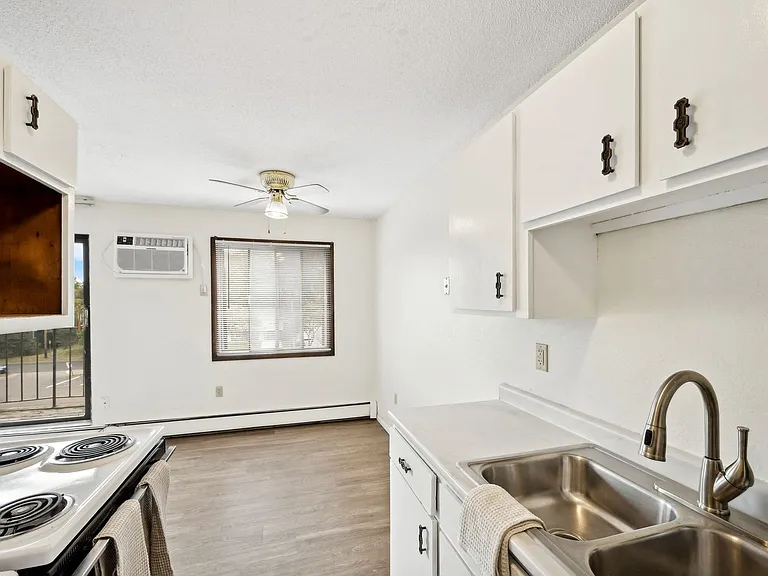 Van Dyke Apartments — Photo 28