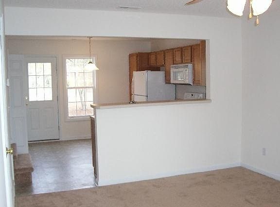2nd image of 206 Palace Cir