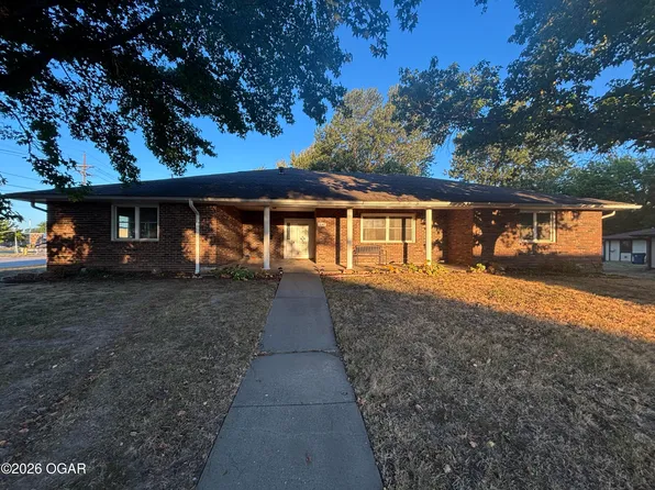 2147 Forest Dr, Carthage, MO 64836