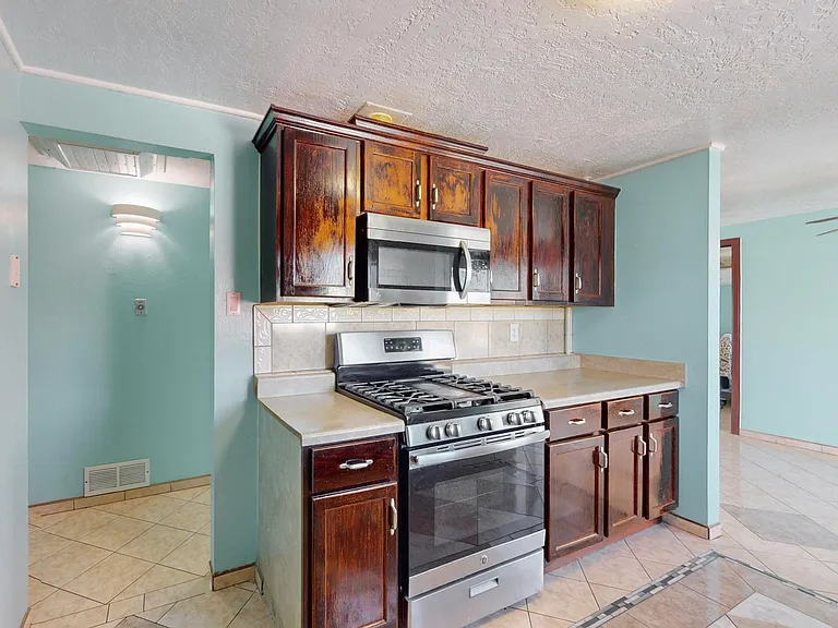 11517 Ralph Ave NE — Photo 16