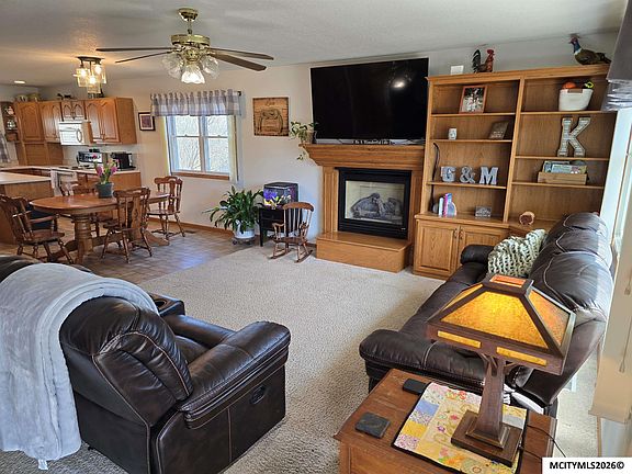 2nd image of 934 11th St NE