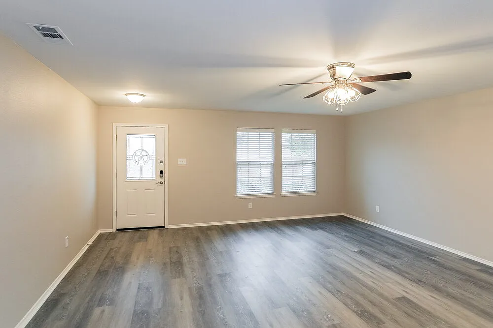 3 bed, 2.0 bath, 1888 sqft, $2,120 — Photo 3