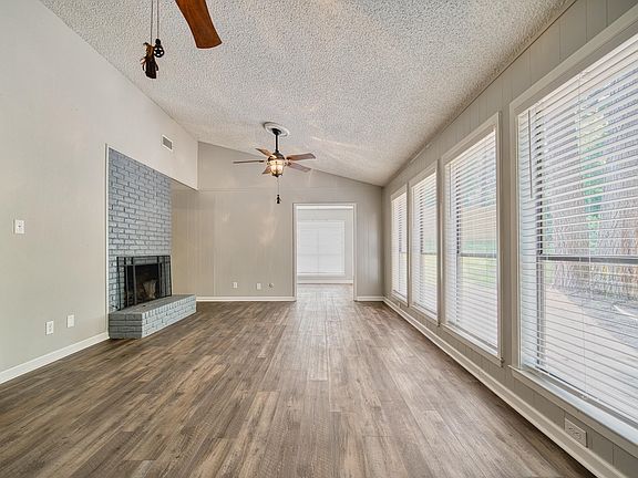 2nd image of 810 Redbud Ln