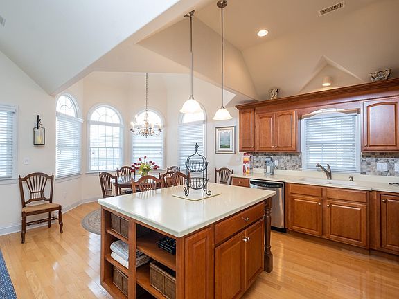 5th image of 1426 Wesley Ave Floor 2