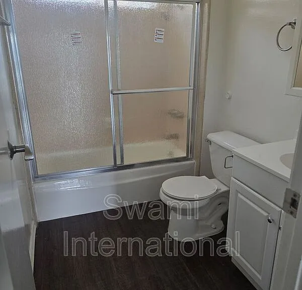 308 W Queen St #12 — Photo 7