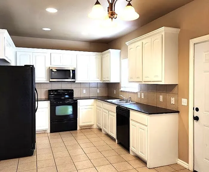 13705 Oxford Dr — Photo 14