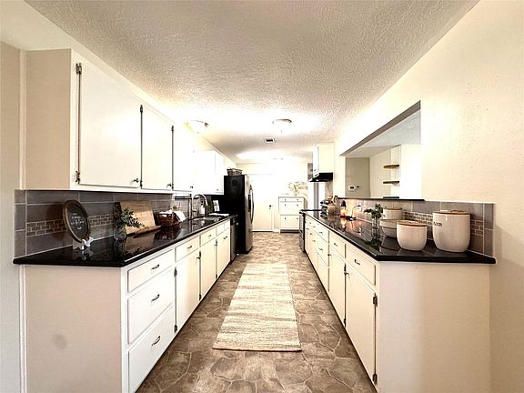 3rd image of 105 Magnolia Ln